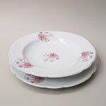 Par de pratos, sendo 1 rasos e um fundo, com decoração floral, de porcelana REAL. Medida aproximada: 24 cm de diâmetro.