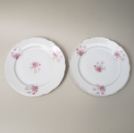 Par de pratos rasos, com decoração floral, de porcelana REAL. Medida aproximada: 24 cm de diâmetro.