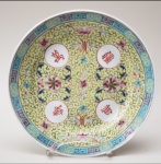 Belo prato de porcelana, com decoração oriental, selado com caracteres chineses. Medidas aproximadas: 25 cm de diâmetro.