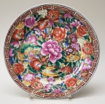 Prato de porcelana chinesa, decoração floral e oriental, selo com caracteres chineses. Medidas aproximadas: 25 cm de diâmetro.