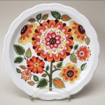 Prato de porcelana, da manufatura INTER-AMERICAN, com decoração de flores, VINTAGE, Medidas aproximadas: 26 cm de diâmetro.