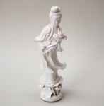 Escultura de porcelana chinesa, dita Blanc de Chine, representando Kuan yin e flores de lótus, em perfeito estado e possui a mão solta. Medidas aproximadas: 9 x 7 x 25 cm de altura.