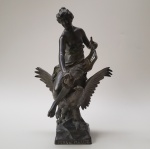 Escultura de bronze,  assinada E, PICAULT.-  Picault era um escultor francês, mais conhecido por obras que retratavam assuntos alegóricos, patrióticos e heróis mitológico. Medidas aproximadas: 28 x 17 x 40 cm de altura.