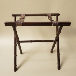Antigo suporte de bandeja de madeira nobre, necessita lustração. Medidas aproximadas: 50 x 30 x 48 cm de altura.