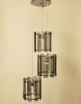 Lustre composto por 3 pendentes, de metal cromado e placas de vidro fumê, anos 1960. Medidas aproximadas: 40 x 90 cm de altura.