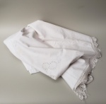 Antigo lençol de linho bordado - Medidas aproximadas: 260 x 225 cm.