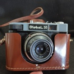 Máquina Fotográfica Global 35 Funcionando e com Filme, acompanha capa de couro