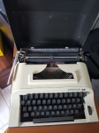 Antiga Maquina de Escrever modelo Remineton 15, acompanha case em muito bom estado. ( não testada )