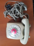 Antigo Telefone  com grande fiação e em muito bom estado de funcionamento.