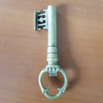 Antiga chave abridor de garrafa em Metal dourado maciço