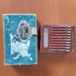 Antigo Porta Cigarros em Couro acompanha caixa original e fósforos originais que vinham no mesmo, peça muito difícil de ser encontrado, Sem uso!