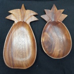 2 travessas em madeira de lei em formato de abacaxi