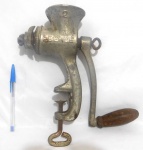 Antigo Moedor de carne da marca Eberle n 02,funcionando Medidas: 27cm de comprimento.