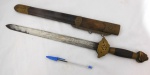 Antiga  espada do Japão, produzida em metal e madeira, lâmina de ferro, bainha de madeira, possui inscrições de desehos Japoneses em sua lâmina. Medidas 46 cm de comprimento.