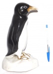 Antigo pinguim de geladeira produzido em porcelana Rio Branco. Medidas: maior comprimento 24 cm.