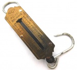 Antiga balança de mão, da marca Pocket Balança, produzido na Alemanha.Medidas: maior comprimento 19 cm.