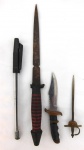 Lote com 03 facas: 01 punhal, 01 faca miniatura, 01 espada miniatura. Medidas: maior comprimento 20 cm.