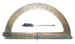 Antigo Transferidor de 180 , produzidos em metal ,possui escalas , item curioso. Medidas  cm de comprimento.