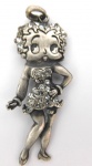 Pingente produzido em prata representado pela personagem Betty Boop, Medidas: 07 cm de comprimento, peso 15,8 gramas.