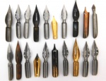 Lote contendo 20 penas de canetas tinteiros, tamanhos e épocas variadas.