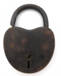 Antigo cadeado em ferro/ Latão, sem chave, ótimo estado, Medidas: 7,5 cm de comprimento X 5,5 cm de largura.