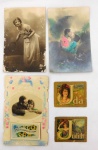 Lote com 03 cartões postais Românticos, mais 02 figurinhas dos fumos e cigarros Lopes Sá & Cia - Rio de Janeiro, década de 20/30.