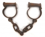 Antiga algema e corrente de escravos , produzido em ferro, Medidas: maior comprimento 44 cm , príncipio do século XX.