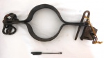 Instrumento de castigo de escravos, algema produzida em ferro para ser preso no pescoço, possui cadeado da época, maior comprimento 41 cm.