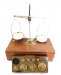 Antiga balança de ourives , possui pesos (falta 01 peso),adicionada em estojo de madeira,possui gaveta. Maior comprimento 30 cm.