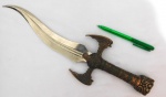 Bela faca decorativa , fabricada nos Estados Unidos, punho fabricado em bronze em formato de morcego, lâmina de aço, Medidas: 40 cm de comprimento.