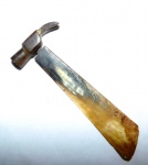 Curioso martelo produzido artesanalmente feito todo em osso. Medidas: 15 cm de comprimento.
