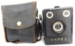 Antiga Máquina Fotográfica da marca Kapsa, não testado, possui bolsa couro origina,lAmérica Box - Anos 50 , não testado, possui capa de couro original.