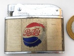 Antigo Isqueiro da marca Crow, produzido no  Japão, alusivos a Pepsi Cola, precisa fluído. 