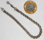Bela pulseira trançada produzida em prata, peso 4,8 gramas. Medidas: 20 cm de comprimento aberto.