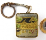 Antigo Chaveiro/ Caixa de música, produzido no Japão, em funcionamento. Medidas 3,5 cm de comprimento X 3 cm de largura.