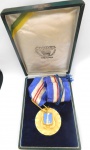 Medalha dourada fornecida pela prefeitura`Mérito Industrial do Rio de Janeiro`no seu verso `Empresa Privada é Liberdade e Progresso` na sua caixa original.