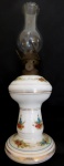 Lampião produzido em porcelana , bocal em bronze,possui manga pequena. Medidas : 32 cm de comprimento X 11,5 cm de diâmetro.