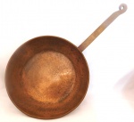 Antiga frigideira, produzida em cobre martelado, medidas: 38 cm de comprimento com o cabo X 20 cm de diâmetro , princípio do século XX. 