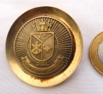 Broche produzido em material dourado da Marinha ao seu centro os dízeres `Centro de Instrução e Adestramento`Medidas: 04 cm de diâmetro..