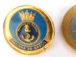Broche produzido em material dourado da Marinha do Brasil Medidas: 2,5 cm de diâmetro.