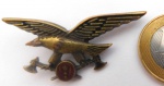 Broche produzido em material dourado representado por uma águia e dos machados ao seu centro 03 estrelas,item a ser pesquisado. Medidas: 05 cm de largura X 2,5 de comprimento.