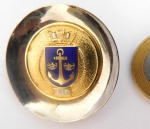 Broche produzido em material prateado/dourado da Marinha ao seu centro os dízeres `AMRJ` Arsenal Marinha do Rio de Janeiro.Medidas: 04 cm de diâmetro.
