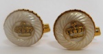 Par de abotoadura  produzida em material dourado,representado ao seu centro por 01 coroa.