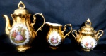 Jogo de café com 03 peças em porcelana DP 541 - Cenas Galantes e com banho de ouro.