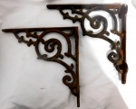 Par de cantoneiras produzidas em ferro. Medidas: 28 cm de comprimento X 28 cm de largura.