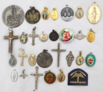 Lote com dezenas de medalhas/pingentes religiosos.