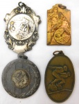 Lote contendo 04 medalhas esportivas, materiais e épocas variadas.