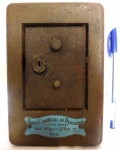 Antigo cofre produzido em ferro do `Banco Comercial de Descontos`Medidas  14 cm de altura X 10 cm de largura X 07 cm de profundidade. 