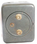 Antigo cofre produzido em ferro,possui na parte de cima orifícios para colocar  notas e moedas. Medidas  13,5 cm de altura X 11 cm de largura X 6,5 cm de profundidade. 