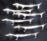 Lote com 06 enfeites de cachorrinhos produzidos em metal com banho prateado. Medidas: maior comprimento 09 cm cada.